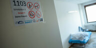 Ein Schild an der Tür eines der Mehrbettzimmer in der Notunterkunft der Gebewo gGmbH für Obdach- und Wohnungslose in der Storkower Straße weist auf die Belegung und Verbote in den Zimmern hin.