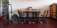 Ein Rollstuhl steht in einem Klassenraum.