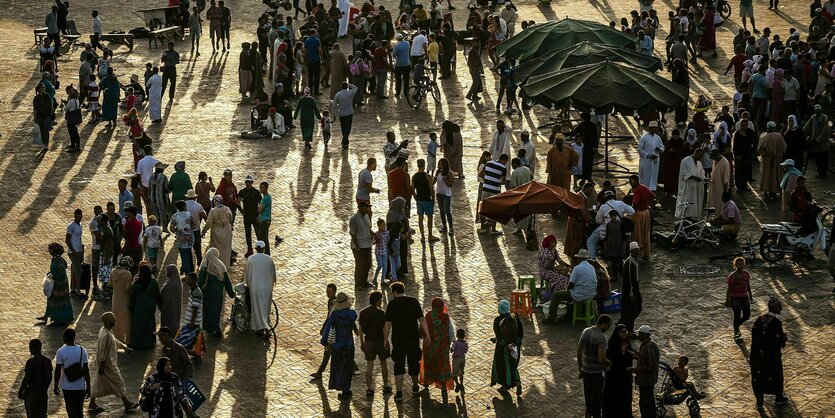 Jamaa al-Fna Platz mit vielen Menschen im Abendlicht