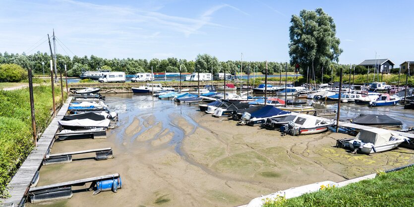 Boote an Anlegestelle stecken in Schlamm wegen Trockenheit