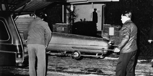 On December 20, 1980, the murder victims Levin and Poesche were transported away from the crime scene in zinc coffins