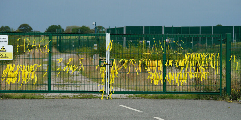 Ein Zaun umschließt die Fracking-Anlage an der Preston New Road, Little Plumpton, in der Nähe von Blackpool