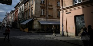 Ein Mann in Militärkleidung geht durch die Straßen von Lviv