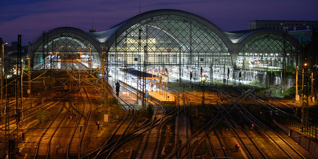 Außenansicht des Hauptbahnhofs in Dresden am Abend.