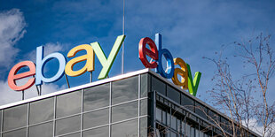 Auf einem Gebäude steht das Logo von Ebay