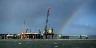 Blick auf das Meer und das Terminal, Kräne sind zu sehen, noch ist es eine Baustelle