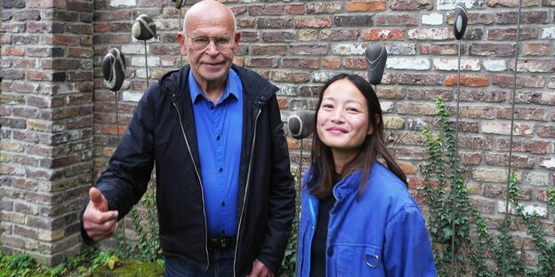 Vermieter Günter Wallraff mit ehemaliger Mieterin Du Pham im Garten