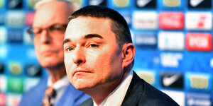 Werner Gegenbauer und Lars Windhorst auf dem Podium bei einer Pressekonferenz von Hertha