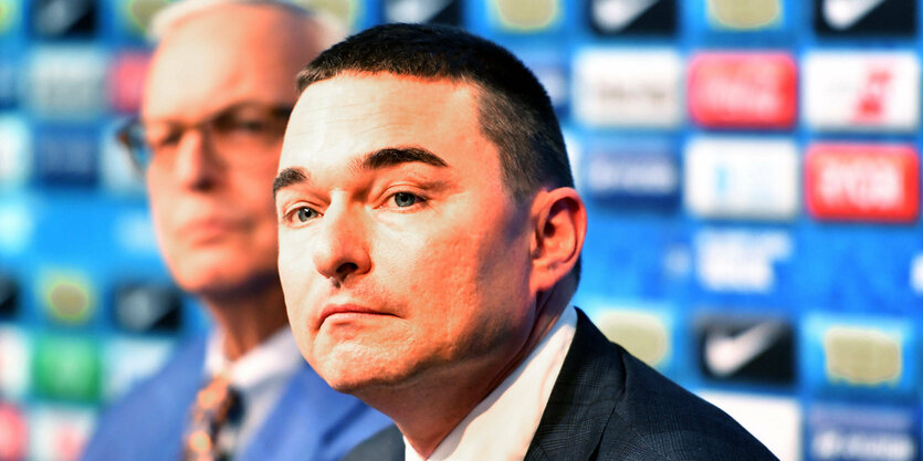 Werner Gegenbauer und Lars Windhorst auf dem Podium bei einer Pressekonferenz von Hertha