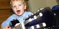 Ein kleines Kinde mit Gitarre