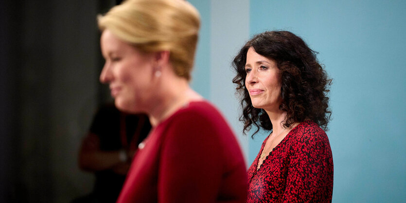 Das Bild zeigt im Vordergrund unscharf Regierungschefin Franziska Giffey (SPD), im Hintergrund scharf Verkehrssenatorin Bettina Jarasch (Grüne).