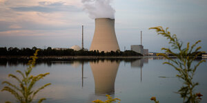 Der Kühlturm des Atomkraftwerks Isar 2 siegelt sich im Wasser