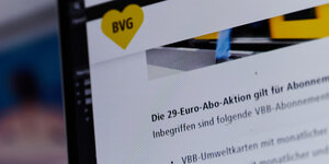 Teilansicht eines Tablets mit BVG-Abo-Angebot
