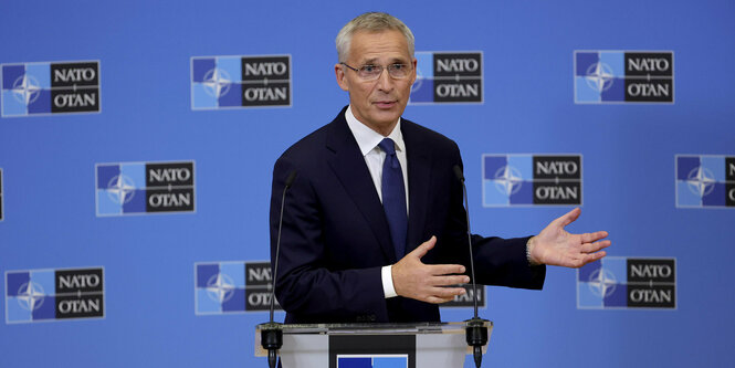 Stoltenberg am Rednerpult