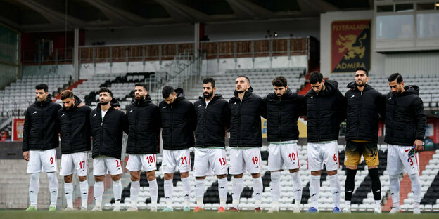 Iranische Nationalteam behält beim Abspielen der Nationalhymne die Jacken an