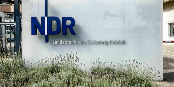 Das Logo des NDR vor dem Funkhaus in Kiel