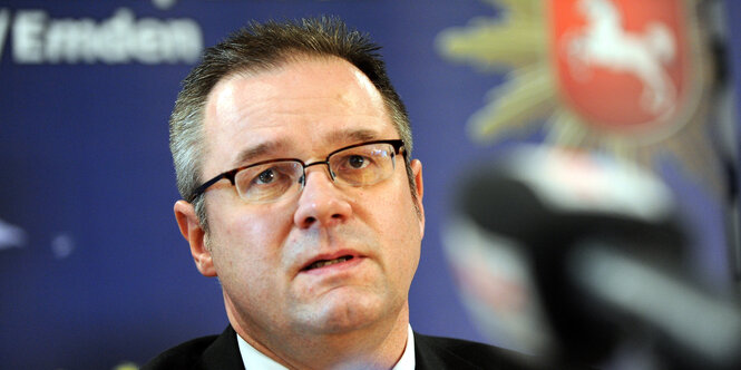 Bernard Südbeck spricht auf einer Pressekonferenz am 1.4.2012 in Emden