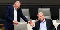 Ministerpräsident Stephan Weil neben seinem begütigend abwinkenden Herausforderer Bernd Althusmann im niedersächsischen Landtag