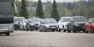 Autoschlange an der finnisch-russischen Grenze