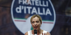 Giorgia Meloni mit Mikro