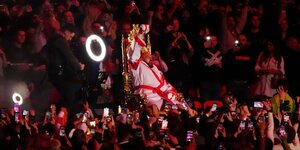 Schwergewichtsboxer Tyson Fury wird auf einem goldenen Thron in den Saal getragen