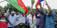 Demonstranten mit Fahnen von Burkina Faso und Russland