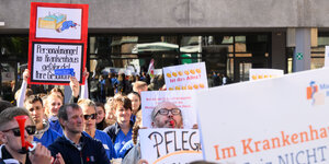 Krankenhauspersonal protestiert mit Bannern und Transparenten