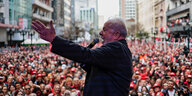 Lula da Silva spricht vor einer Menschenmasse