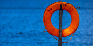 Ein Rettungsring vor einem See