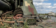 Ein Soldat schaut aus einem Panzer hervor