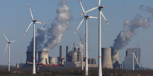 Kohlekraftwerke und Windräder des Energiekonzerns RWE in Jackeraht, nordwestlich von Köln