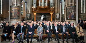 Politiker, unter anderem Olaf Scholz, sitzen in einer Kirche bei einem Ökumenischen Gottesdienst