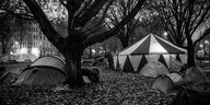 Zelte des Flüchtlingscamps auf dem Oranienplatz im Winter 2012 mit Herbstlaub