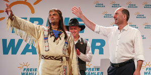 Ein Winnetou-Darsteller und ein Politiker stehen auf einer Bühne