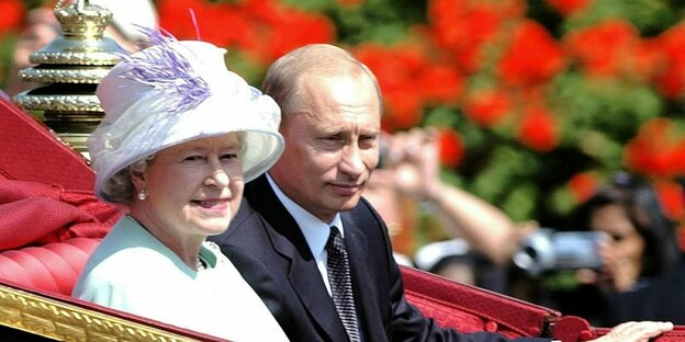 Queen Elizabeth und Wladimir Putin sitzen gemeinsam in einer Kutsche