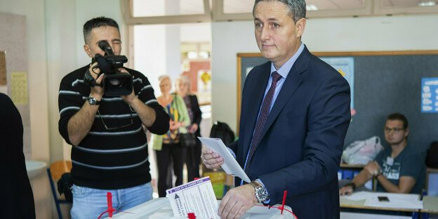 Denis Bećirović beim Einwerfen seines Stimmzetteln