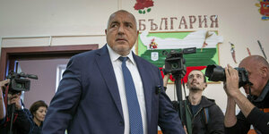 Ein Politiker steht in einem Wahllokal in Bulgarien