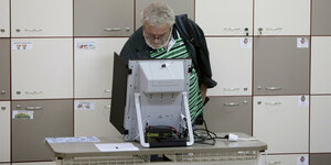Ein Bulgare im Wahllokal.