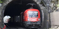 Ein Triebwagen der ÖBB in einem Tunnel