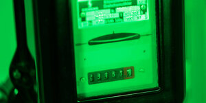 Grün angestrahlter Stromzähler