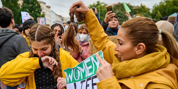 Frauen schneidet sich die Haare in Solidarität mit Protest in Iran