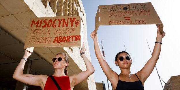 Frauen halten Schilder gegen das Abtreibungsverbot in Malta in den Händen