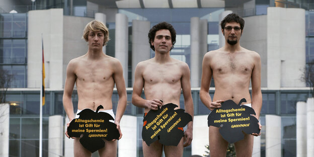 Protest vor dem Kanzleramt: Nackt und nur mit einem Feigenblatt bkleidet auf dem steht: Alltagschemie ist Gift für meine Spermien