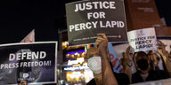 Demonstranten halten Plakate mit der Aufschrift "Justice for Percy Lapid"