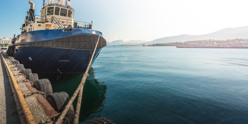 Ein Schiff in einem Hafen