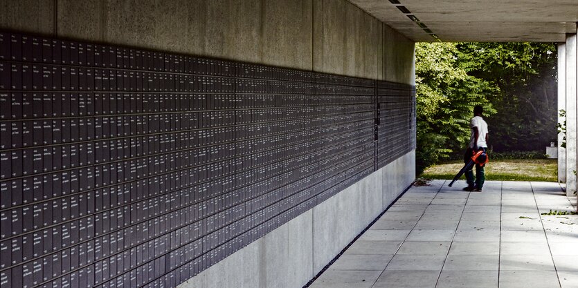 Die „Wand der Namen“ in der Gedenkstätte Ahlem