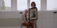 Szene aus "Colette" (2020): Colette Marin-Catherine und Lucie Fouble in Nordhausen mit einer alten Fotografie des Bruders Jean-Pierre