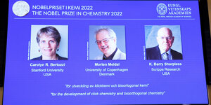Projektion mit den drei Portraits auf blauem Hintergrund der Gewinner des Chemie-Nobelpreises