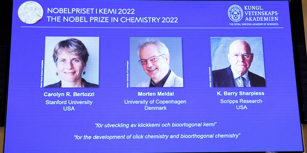 Projektion mit den drei Portraits auf blauem Hintergrund der Gewinner des Chemie-Nobelpreises