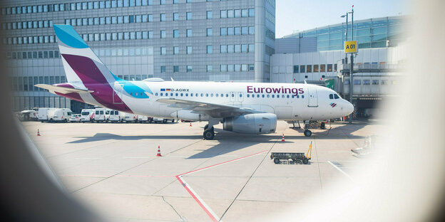 Eine Maschine von eurowings steht auf dem Flughafen